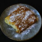 Filodeeg gevuld met vanille custard, bestrooid met poedersuiker en kaneel